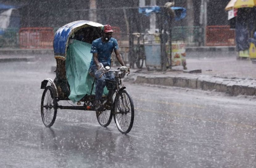 রাজধানীতে ভোর থেকেই বৃষ্টি, অফিসগামীদের ভোগান্তি