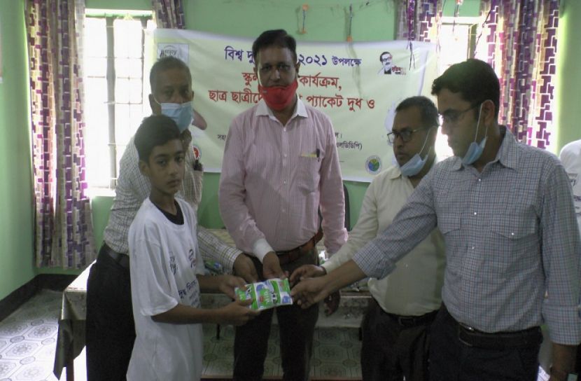 নড়াইলে শিশুদের মাঝে প্যাকেট দুধ বিতরণ