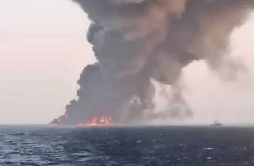 ইরানের সবচেয়ে বড় যুদ্ধজাহাজে আগুন