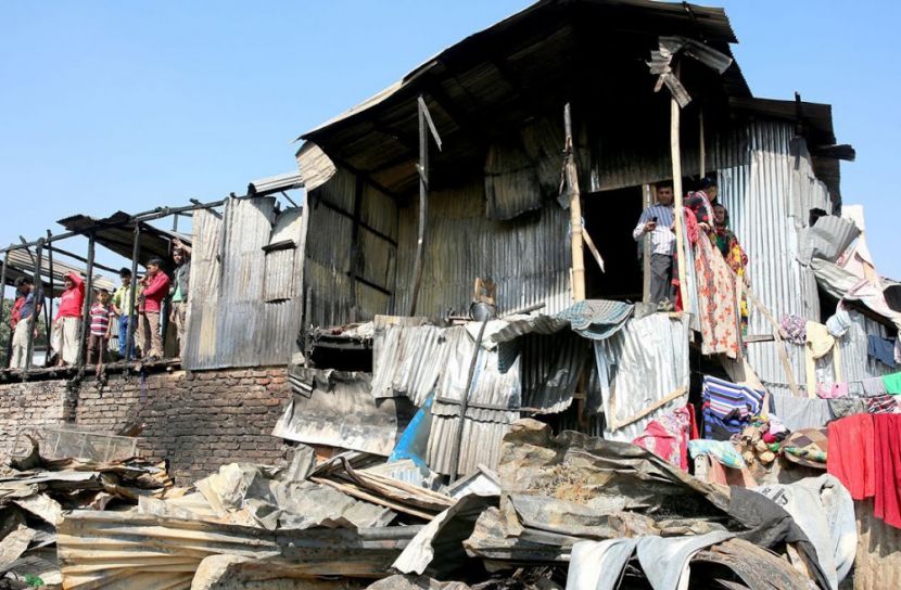 মহাখালীর সাততলা বস্তিতে আগুন, হাজারো  ঘর পুড়ে ছাই