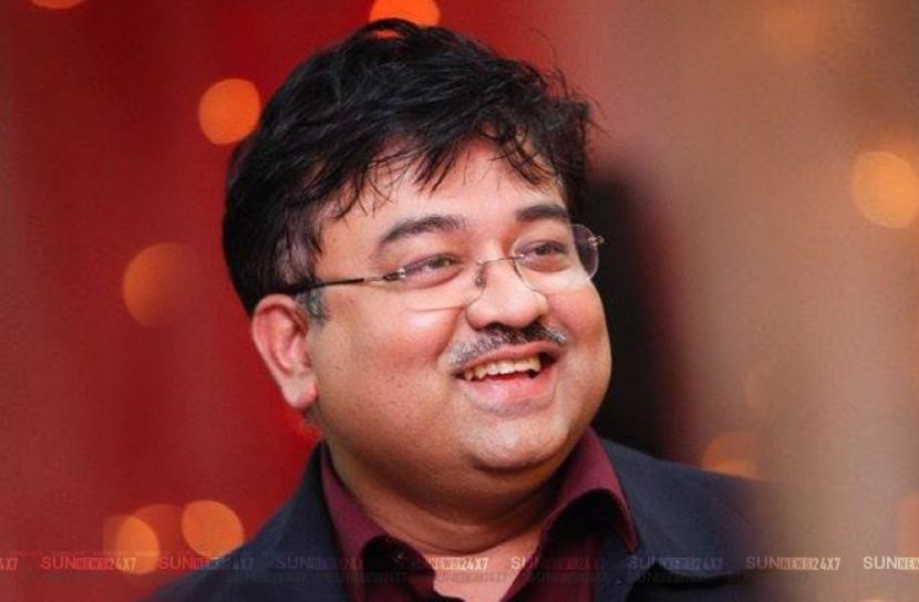 আমরা নিজের পায়ে কুড়াল মারছি!