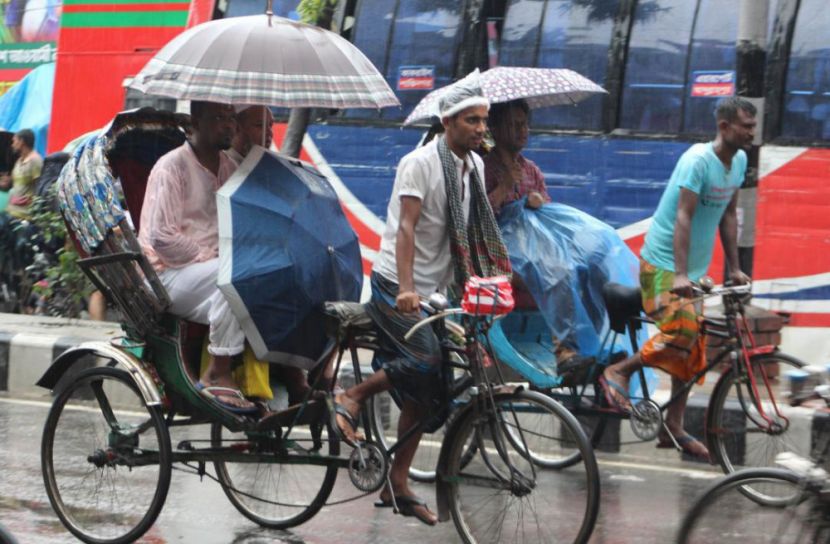 গুঁড়িগুঁড়ি বৃষ্টি, অফিসগামীদের দুর্ভোগ
