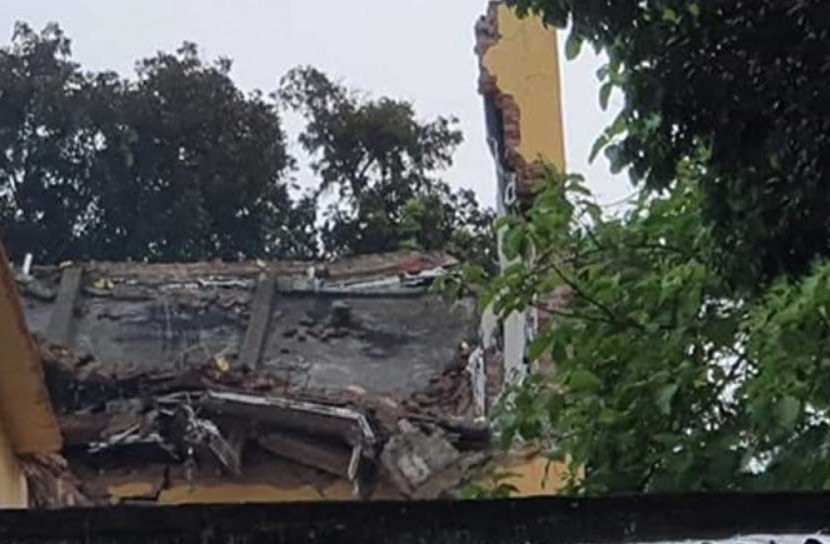 ধসে পড়ল ৫০ বছরের পুরোনো কোল্ড স্টোরেজ