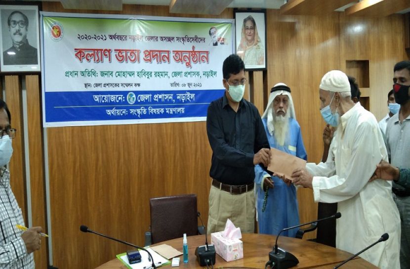 নড়াইলে সাংস্কৃতিক কর্মীদের কল্যাণ ভাতা প্রদান