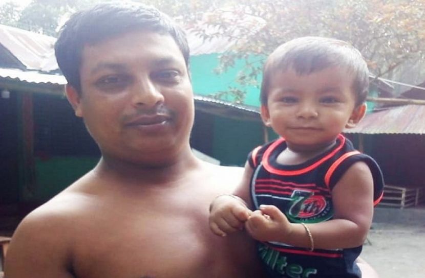 মা প্যান্ট নিয়ে দেখে প্রান্ত উঠানে নেই 