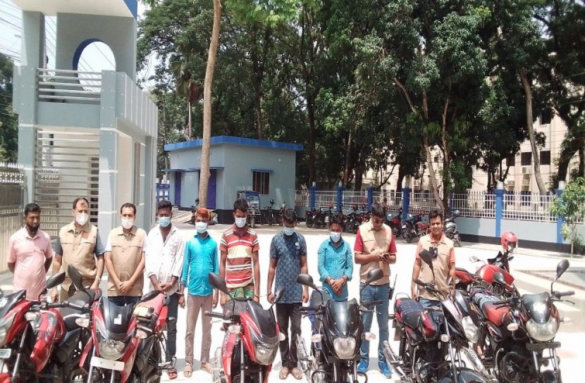 চোরাই মোটরসাইকেলসহ আটক ৫