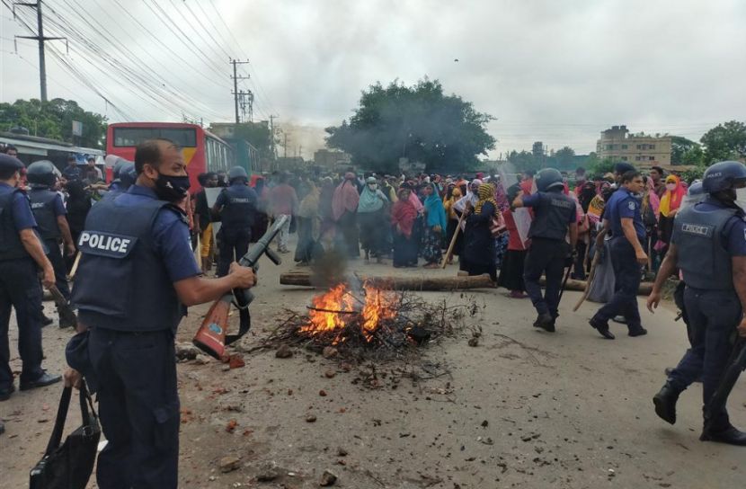সিদ্ধিরগঞ্জে শ্রমিক-পুলিশ সংঘর্ষে আহত ২০
