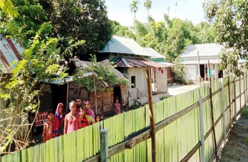 টিনের বেড়ায় রাস্তা বন্ধ, সাত পরিবার অবরুদ্ধ