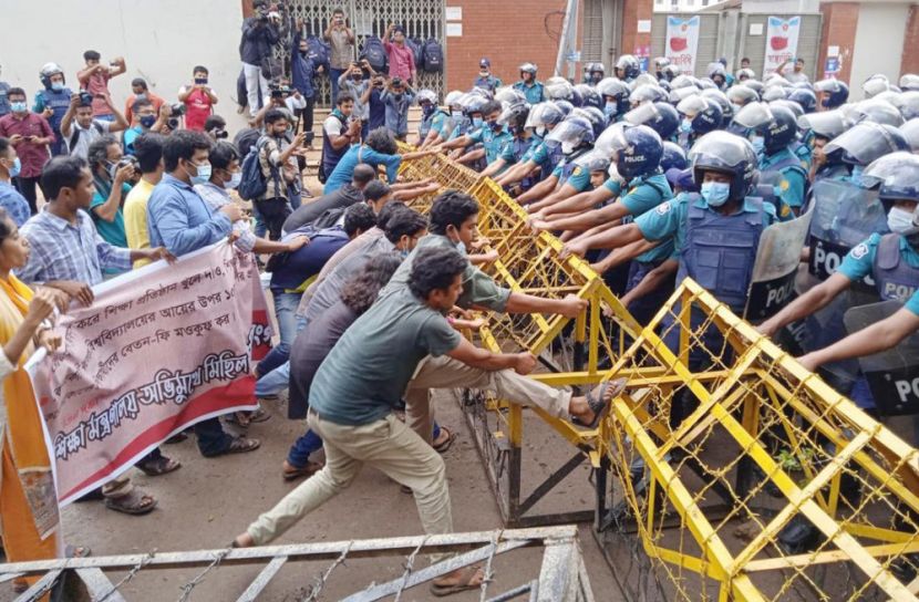 শিক্ষাপ্রতিষ্ঠান খোলার দাবিতে মিছিলে পুলিশের বাধা