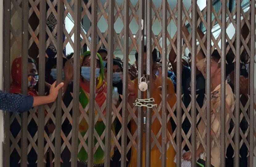 চাকরি স্থায়ীকরণের দাবিতে বশেমুরবিপ্রবির উপাচার্য-রেজিস্ট্রার অবরুদ্ধ