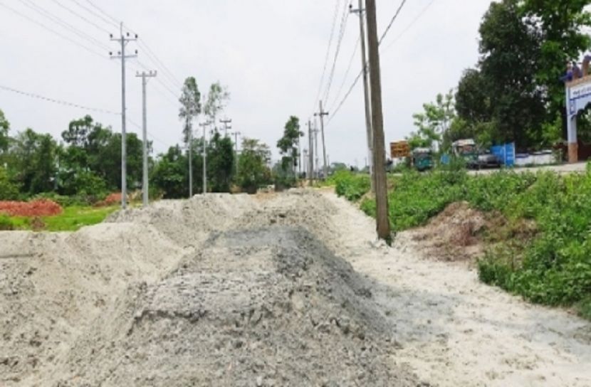 বিলীন হচ্ছে মহাসড়ক সংলগ্ন খাল