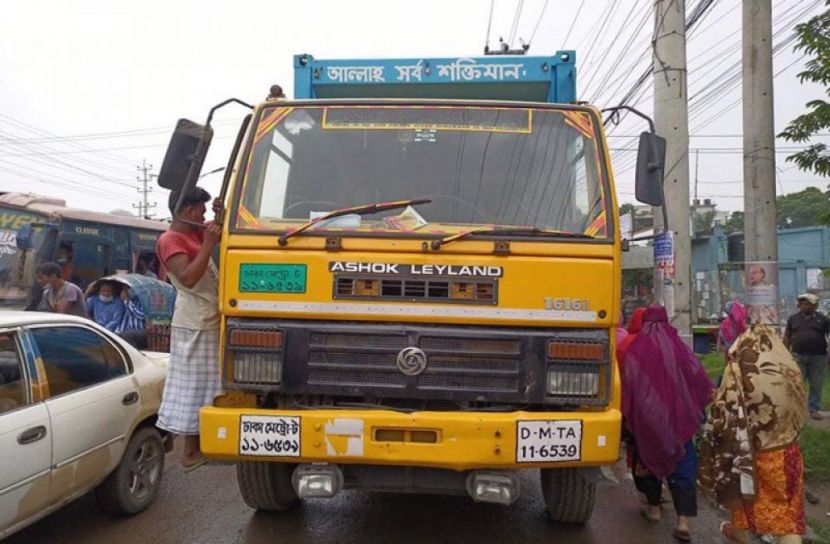সাভারে কাভার্ডভ্যান চাপায় নারীর মৃত্যু