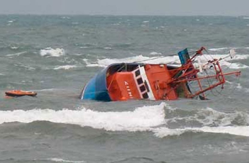 বরগুনায় মাছ ধরা ট্রলার ডুবি, নিখোঁজ ৩