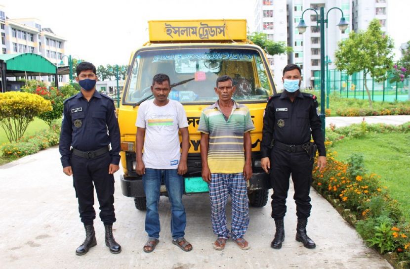 ২০ কেজি গাঁজাসহ গ্রেফতার ৩