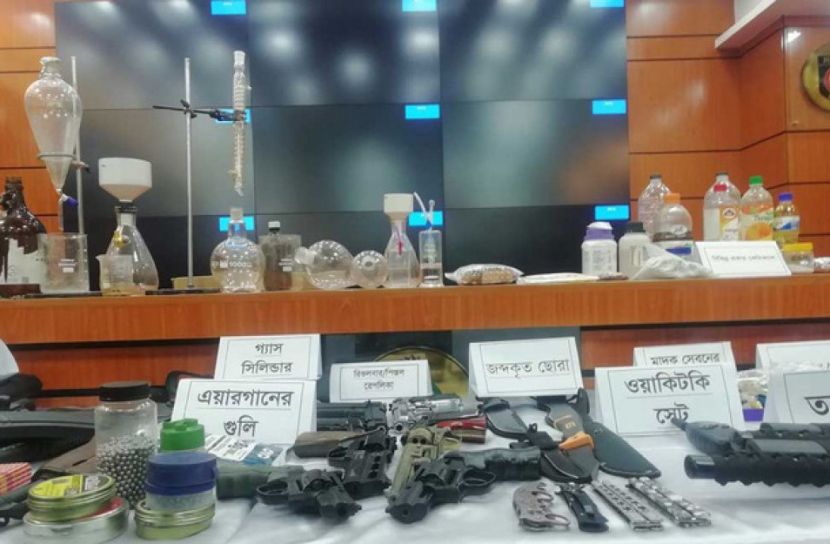 ‘ঝাক্কি’তে বুদ হচ্ছে তরুণরা