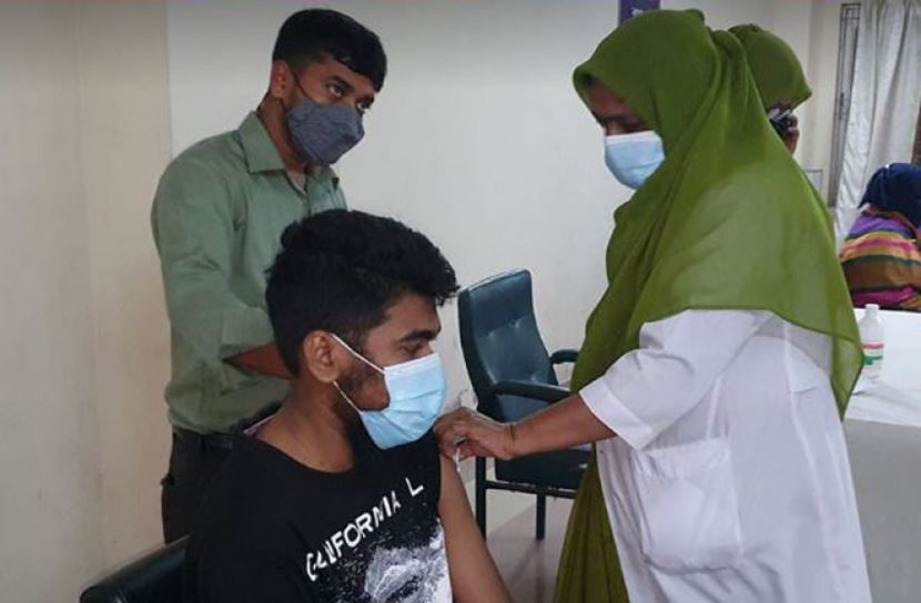 রাজশাহীতে শিক্ষার্থীদের টিকা দেওয়া শুরু