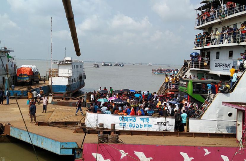 নিষেধাজ্ঞা অমান্য করে ফেরি পারাপার