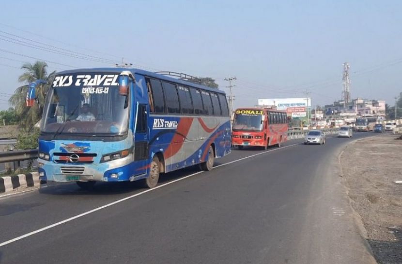 মহাসড়কে চলছে দূরপাল্লার বাস
