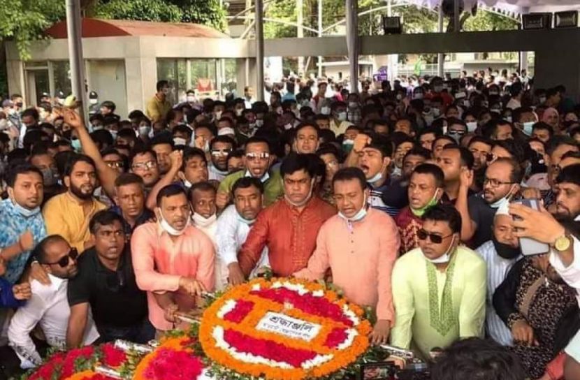 বঙ্গবন্ধুর প্রতিকৃতিতে স্বেচ্ছাসেবক লীগের শ্রদ্ধা