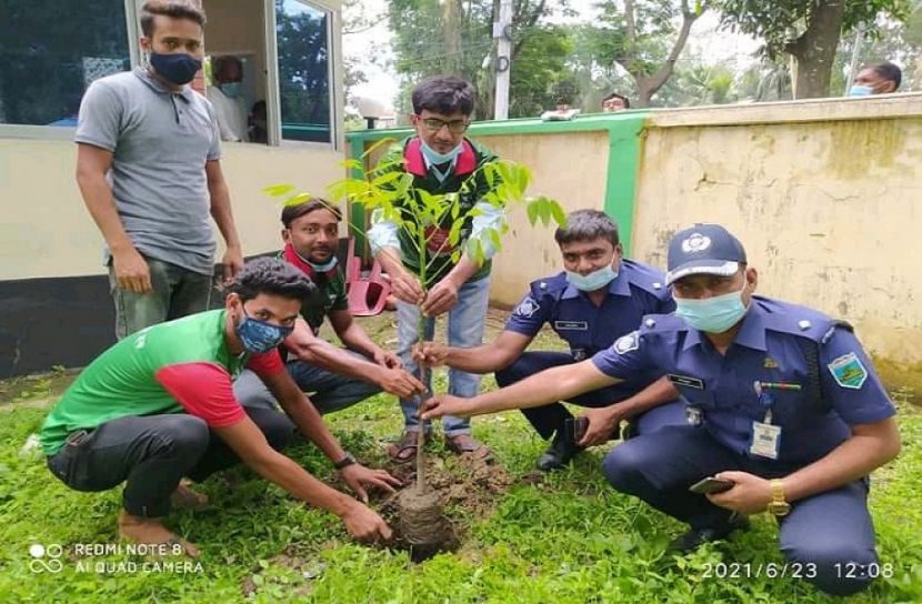 সাপাহারে বৃক্ষ‌রোপন কর্মসূ‌চি অনু‌ষ্ঠিত
