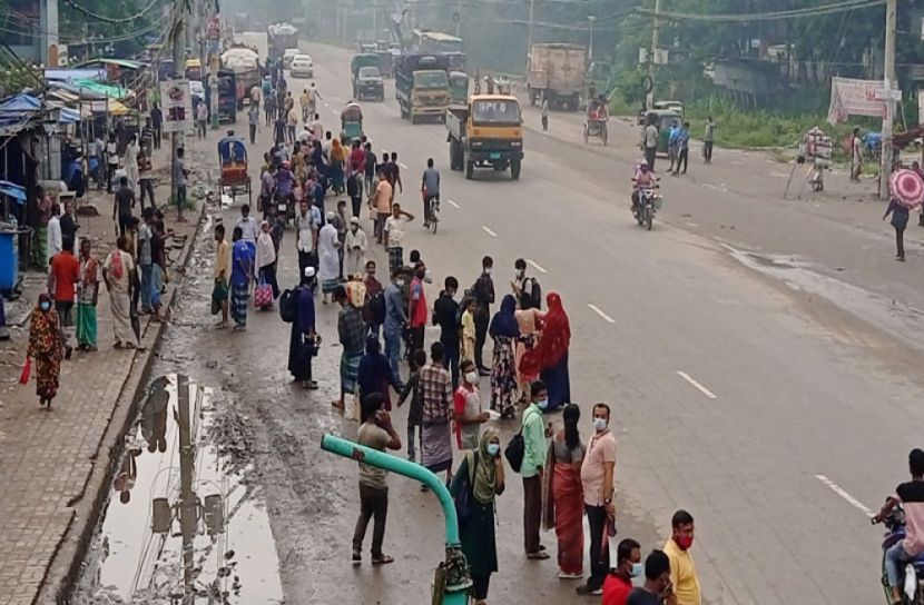 পথে পথে যাত্রীদের ভোগান্তি 