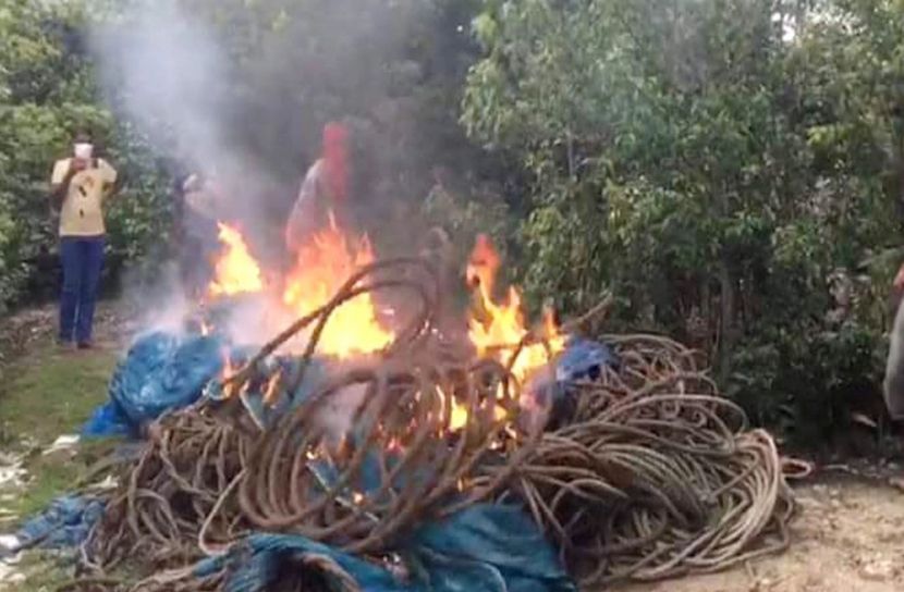সাতক্ষীরায় অবৈধ জাল-রশিতে আগুন