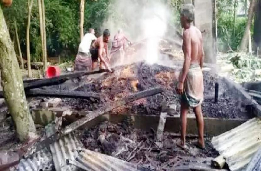 দুর্বৃত্তের আগুনে পুড়লো ১০০ মণ ধান