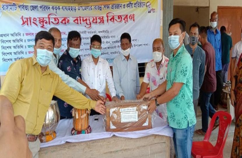 বিভিন্ন শিক্ষা প্রতিষ্ঠানে বাদ্যযন্ত্র বিতরণ