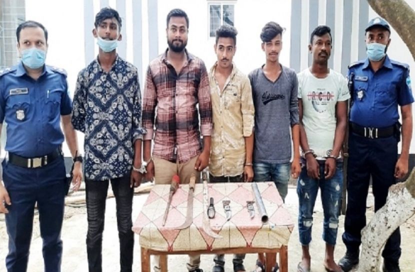 দেশীয় অস্ত্রসহ ৫ ছিনতাইকারী আটক 