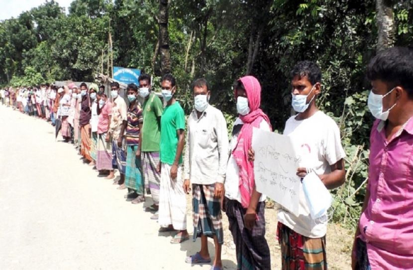 আমের ন্যায্যমূল্যের দাবিতে মানববন্ধন