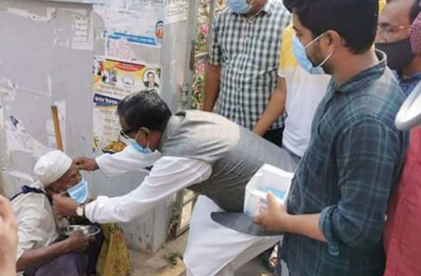 মাস্ক বিতরণ করছেন কাদের মির্জা