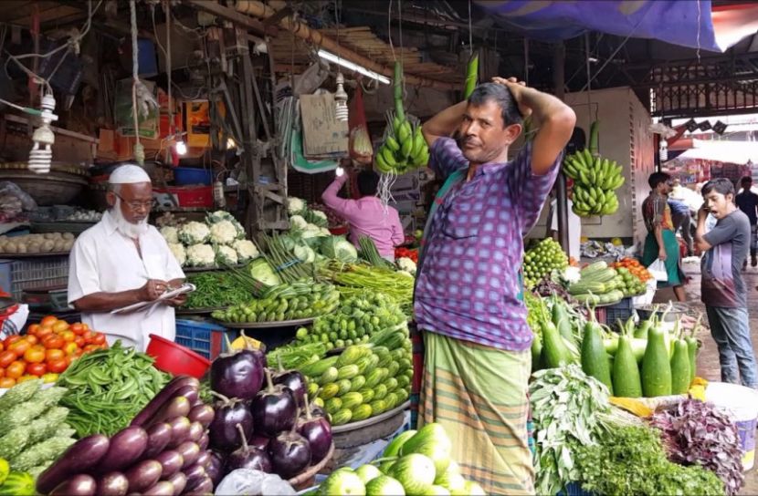 কাঁচাবাজারে ক্রেতার চাপ নেই