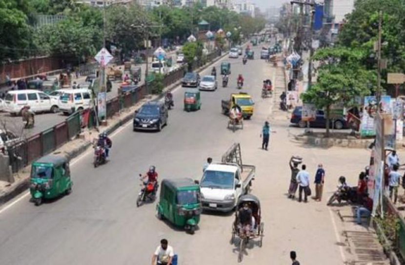 চলছে রিকশা-সিএনজি-প্রাইভেট কার