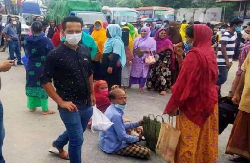কাজে যেতে ভোগান্তি, শ্রমিকদের সড়ক অবরোধ