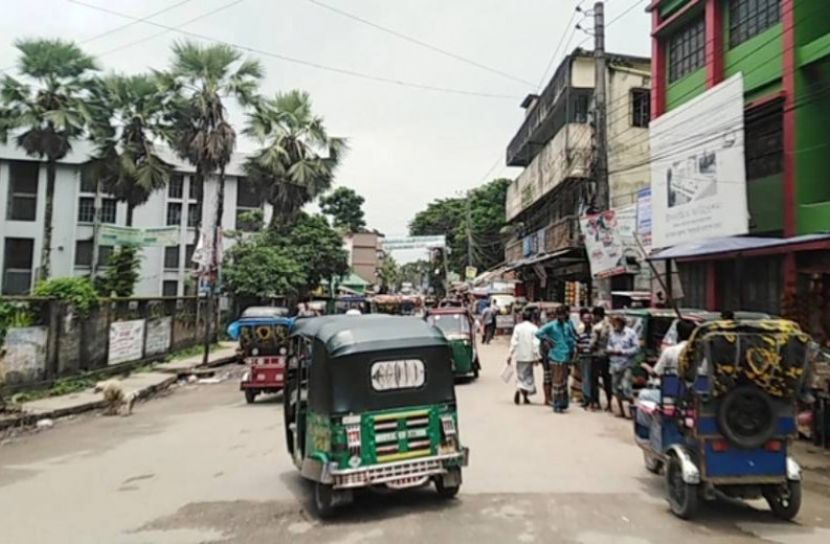 লকডাউনে খোলা রয়েছে দোকানপাট-প্রাইভেট