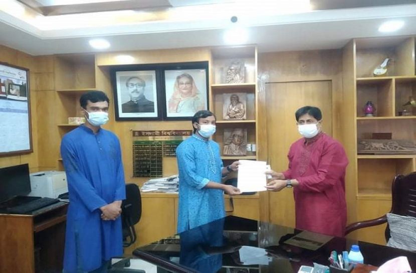 ফি মওকুফে ইবি ছাত্র মৈত্রীর স্মারকলিপি
