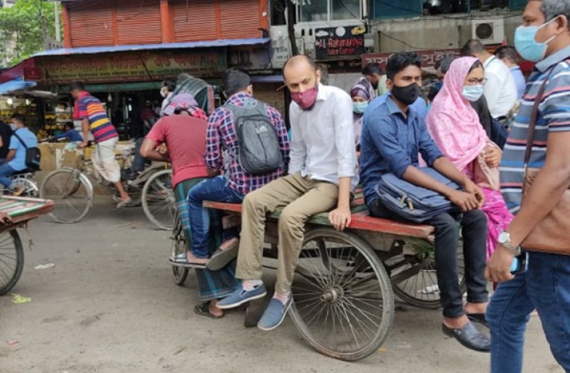 চাকরি বাঁচাতে  ভ্যান যাত্রায় অফিস