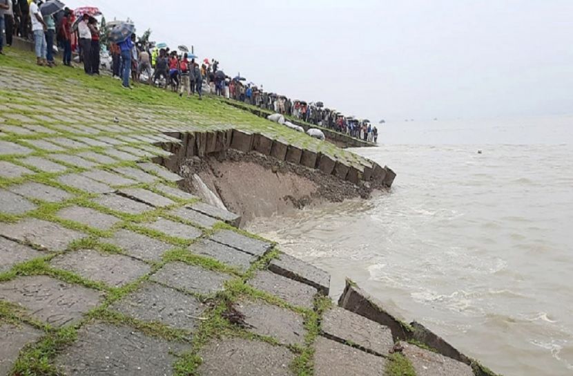 ধসে পড়েছে সিরাজগঞ্জের শহররক্ষা বাঁধ