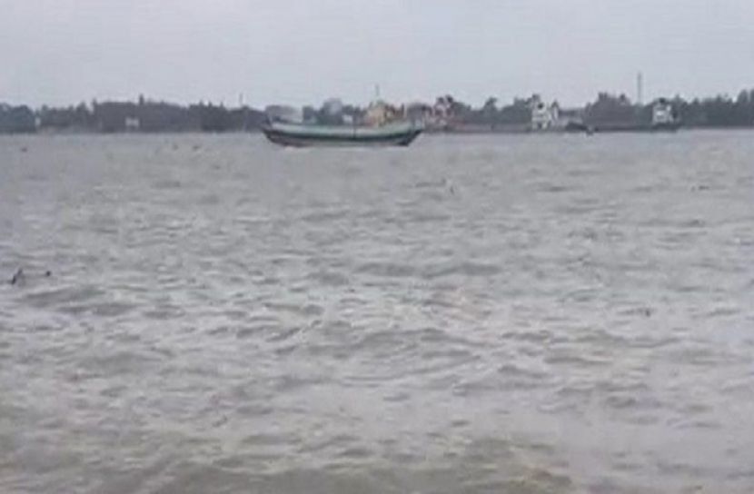 মেঘনায় ট্রলার ডুবি, নারী নিখোঁজ