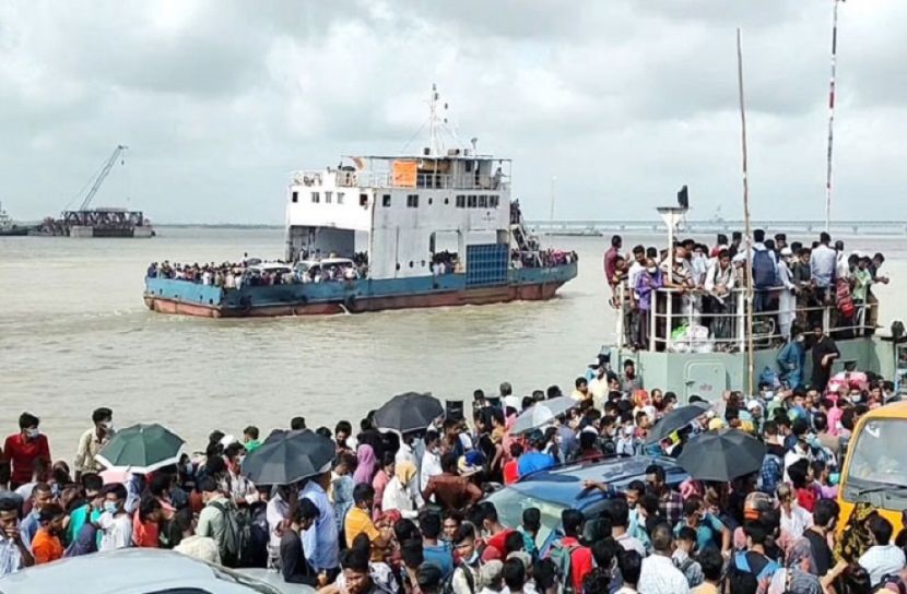 শিমুলিয়ায় ঘরমুখো মানুষের ঢল