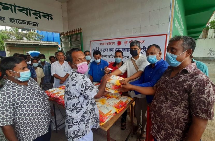 পাবনায় রিকশাচালকদের মাঝে  আটা বিতরণ 
