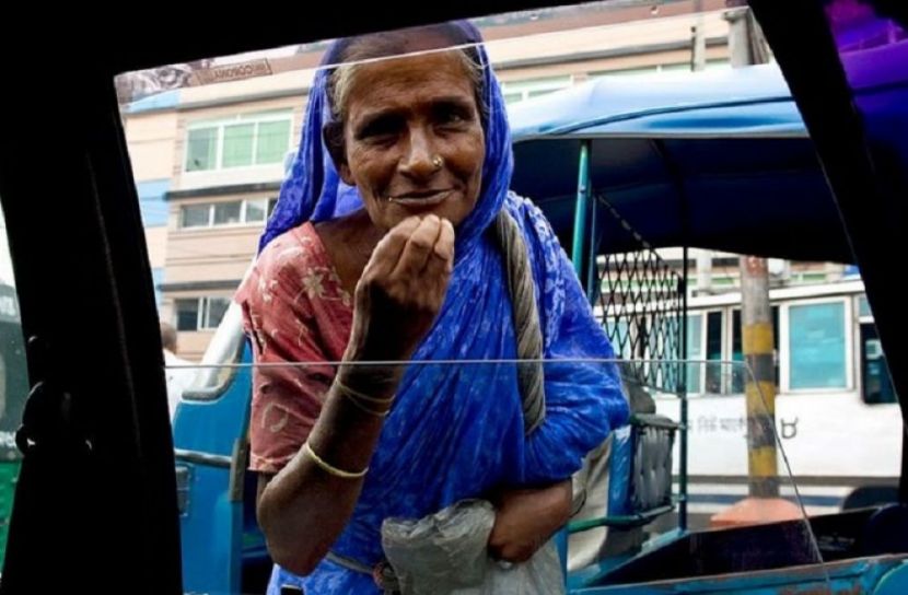 ভিক্ষা করে জীবিকা নির্বাহ করেন এই নারী