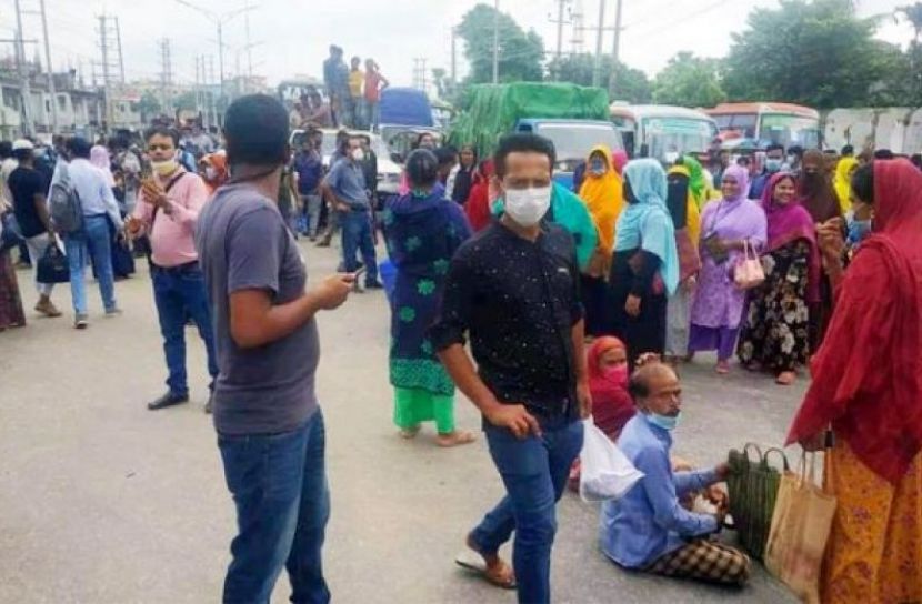 চট্টগ্রমে সড়ক অবরোধ করে পোশাক শ্রমিকদের বিক্ষোভ