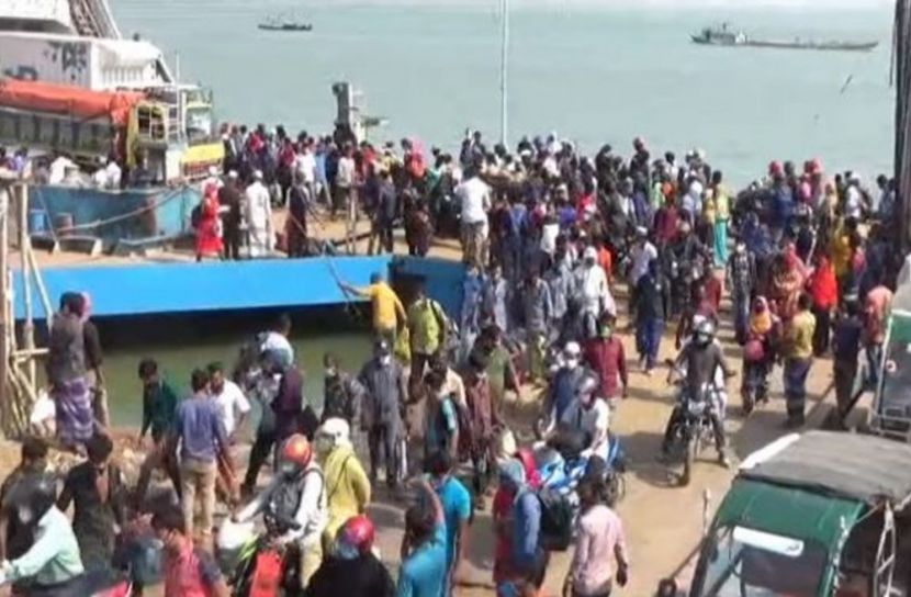 শিমুলিয়া-বাংলাবাজার নৌরুটে ঘরমুখো মানুষের ভিড়