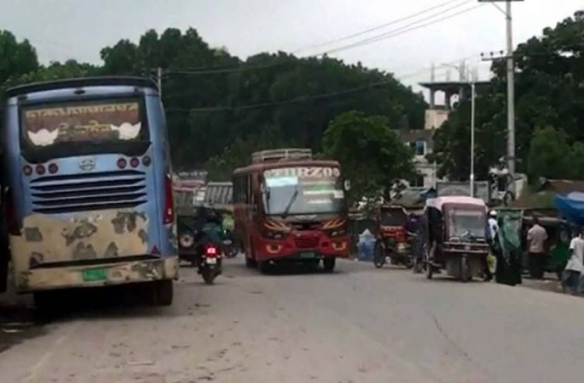 কঠোর লকডাউনেও চলছে বাস