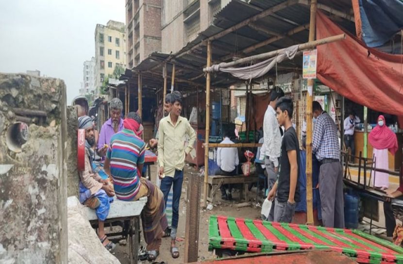 লকডাউন না মেনে বের হচ্ছে মানুষ