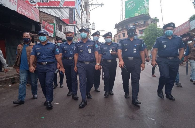 মুন্সীগঞ্জে লকডাউনে কঠোর অবস্থানে পুলিশ