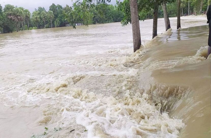 নদীর  ভেঙে ১০ গ্রাম প্লাবিত