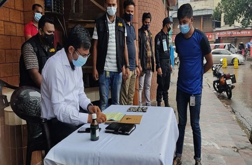 রাজধানীর ফার্মগেটে ভ্রাম্যমাণ আদালত পরিচালনার দৃশ্য। ছবি-জাহিদ রাকিব।