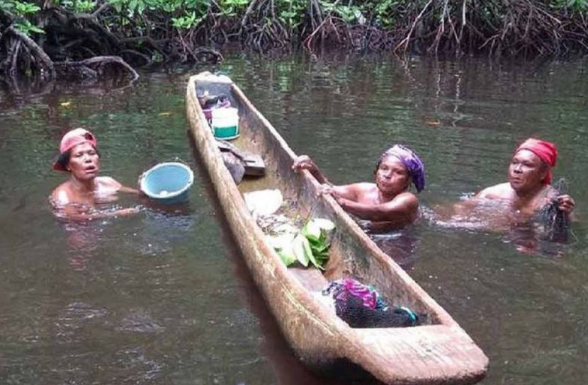 নগ্ন ছাড়া প্রবেশ নিষেধ তরুণীদের